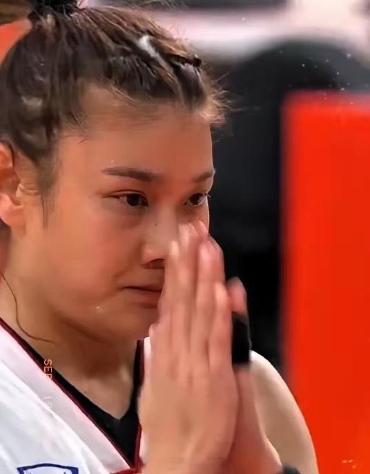 #中国女篮111比46泰国女篮#
中国女篮111比46大胜泰国队。
​双方实力有差距。中国队采取了全场紧逼战术。不再过分依赖高中锋。这种场面以后还会出现吗？
​泰国队员颜值普遍还是可以的。颜值最低的还戴上了面具。但却是队里水平最高的。
​泰国队8号罚篮前，先双手合十。祈祷佛祖保佑。可惜命中率还是 ​