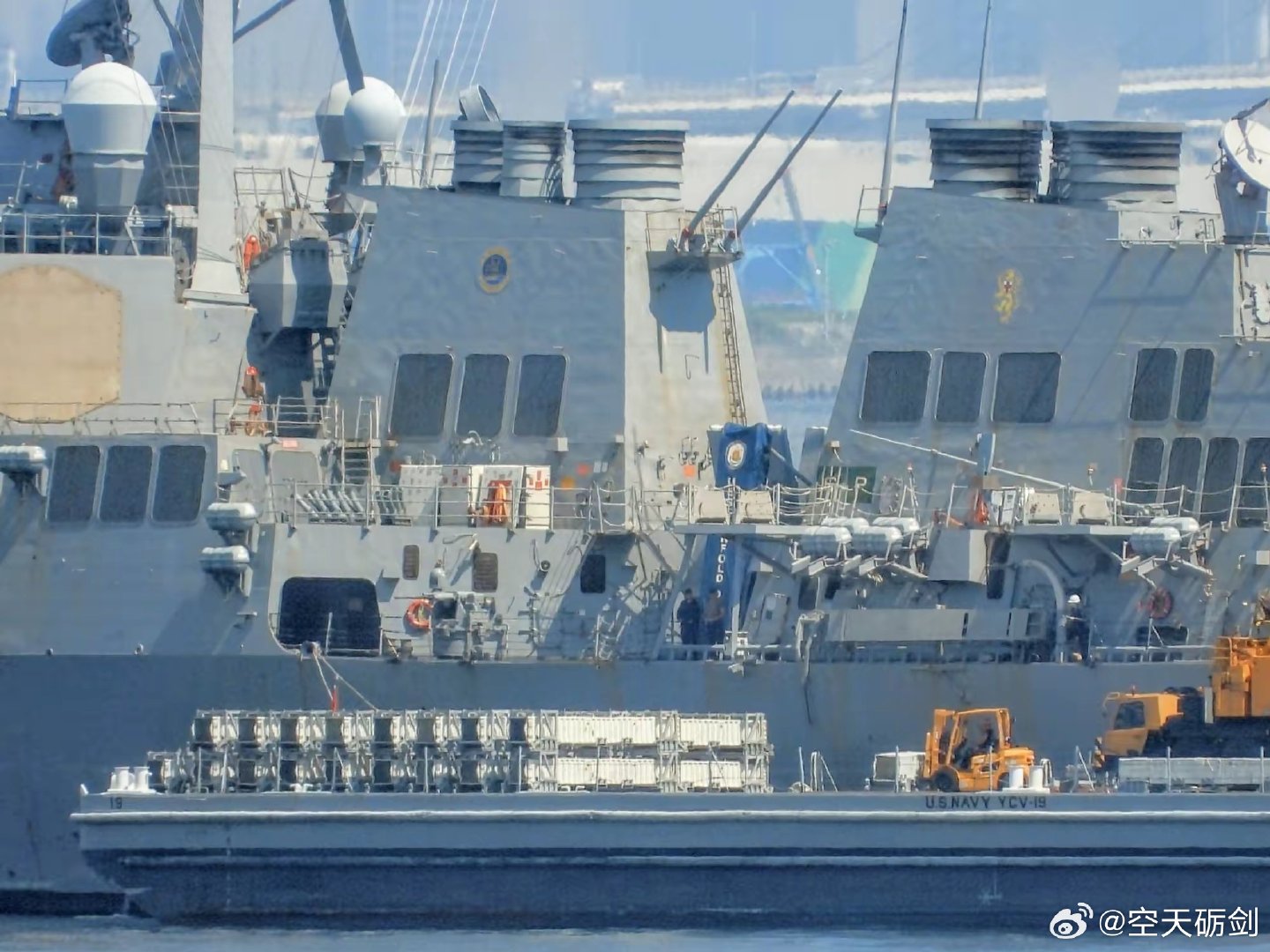 在南海断电四天的美军导弹驱逐舰回到东京湾后，开始卸载导弹，看来问题不小。[偷笑][偷笑] ​