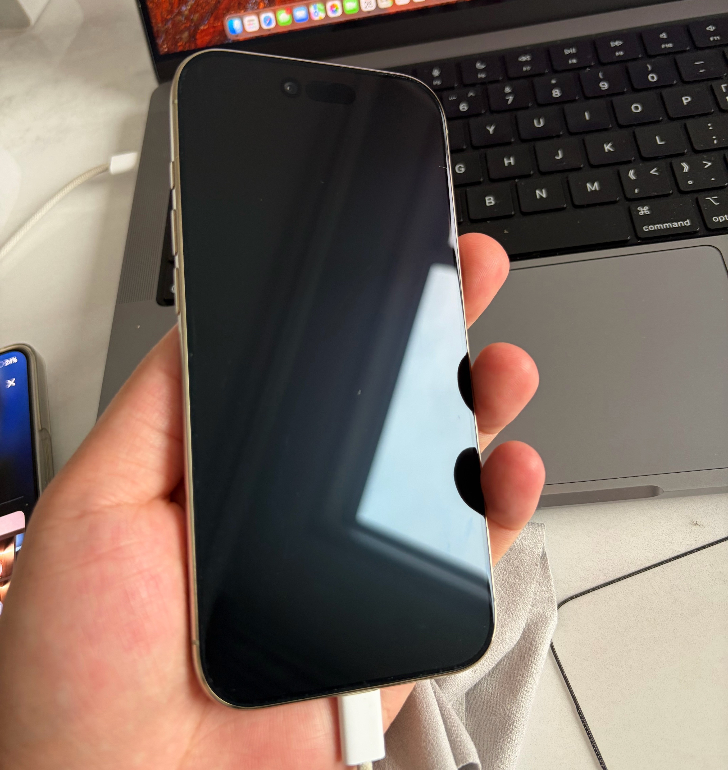 今年夏天，拿iPhone Air当过主力机的，一定能理解#影视飓风Tim称iPhoneDuo烫到握不住#，影视飓风绝对没有夸张，就是那么烫，我只在当年888上面见过，好多年没见过这么烫的手机。

而且烫只集中在摄像头下面一小块区域，完全烫的握不住，先烫，然后屏幕降亮度，卡顿降频，就是烫还只是一个开始，后面的 ​