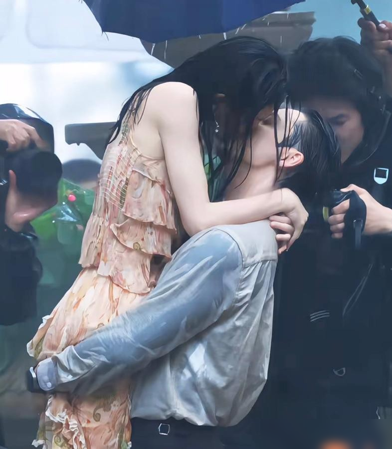 孙红雷吃大蒜，热巴直接往嘴上怼银行卡。真不是矫情。
拍吻戏那种事，镜头怼着脸，导演喊开始，两个不熟的人嘴对嘴，汗毛都竖起来。你以为是享受？其实是上刑。热巴跟张云龙拍戏，嘴唇中间直接垫张银行卡，物理隔绝，导演不喊卡不挪开。
李小冉吃韭菜盒子，章子怡嚼大葱，何润东满嘴蒜味。不是坏，是怕。怕尴尬，怕生