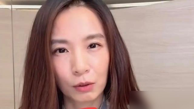 粉丝让她把扣子解开，她直接回一句“打赏到位能开到肚脐”。
直播里田馥甄突然来这么一下，评论区当场炸成两派。一派说她被夺舍了，一派说这才是真人。
但你看她最近的动作，根本不是随便开的玩笑。六年没发专辑，一出手就是六场小巨蛋连开，实名抽选抢到服务器卡死。没中签的歌迷蹲在直播间求安慰，她一边安抚一边顺