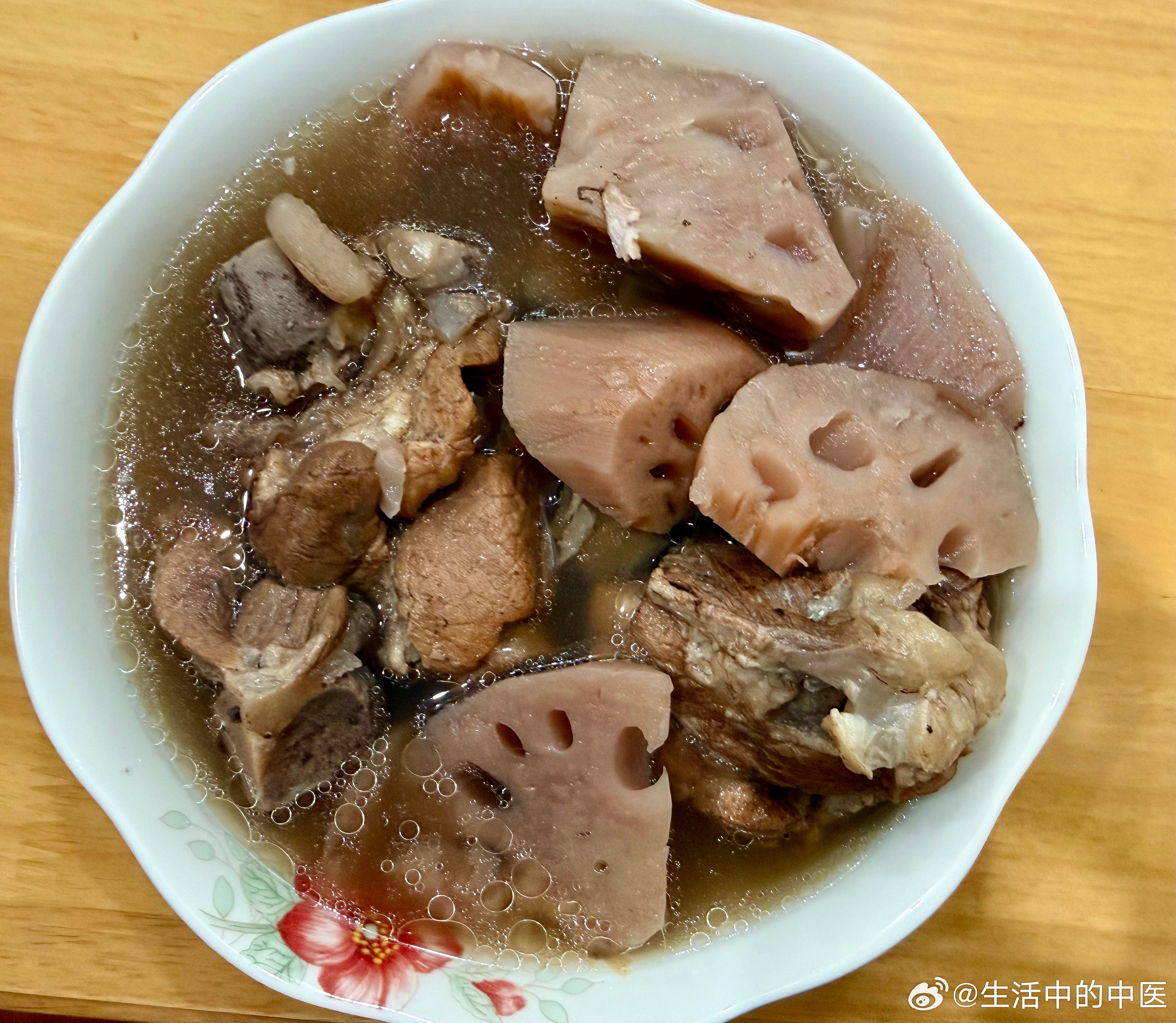 莲藕煲筒骨。藕比肉好吃，汤最美。藕和筒骨一起下锅，要想汤甜藕粉肉鲜，煲的时间不能少于两小时。 ​​​