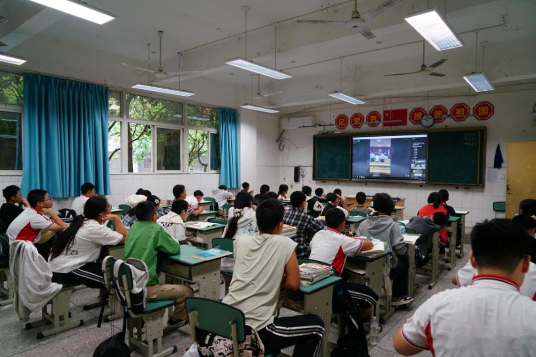 【庭审进校园，法治护成长——广汉法院以案释法筑牢校园安全防线】
为扎实推进“模拟法庭+”法治教育在校园专项行动，进一步加强校园法治教育，有效预防和遏制校园欺凌事件发生，9月17日上午，广汉法院依托未成年司法保护品牌“向阳花·雒禾”，将巡回审判庭审“搬”进校园，在广汉市七一中学公开开庭审 ​