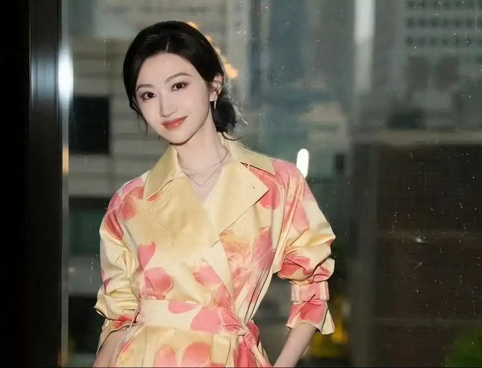 当年被全网传靠“金主”上位，后来谈场恋爱又被前任坑到人尽皆知，景甜最近撂下的一句话，算是把背了十几年的脏水彻底泼了回去。
​​​大伙总笑她挑男人的眼光不行。早年跟大19岁的男人传绯闻她不认，后来跟张继科轰轰烈烈公开，结果烂尾烂得全网替她心疼，再到后来跟搭档炒得震天响的戏内CP，戏外也 ​