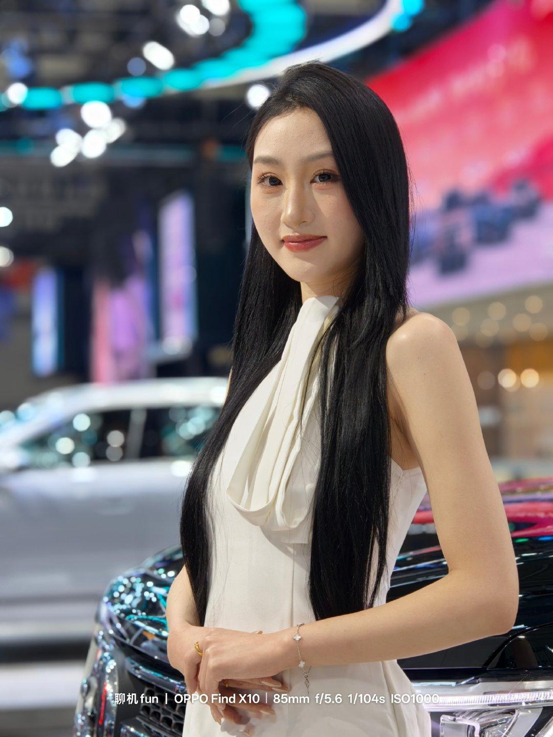 来一组白色系，感觉如何。
白裙子往那一站，人一下就干净清爽起来了。
还是站远点用长焦拍，人就顺着背景"拎"出来了，白裙子在乱糟糟的展台里特别跳。
这几组看下来，白裙这组算是目前最清透的一组。你们觉得呢？
#OPPOFindX10##ColorOS##ColorOS16##ColorOS17##车展[超话]# ​