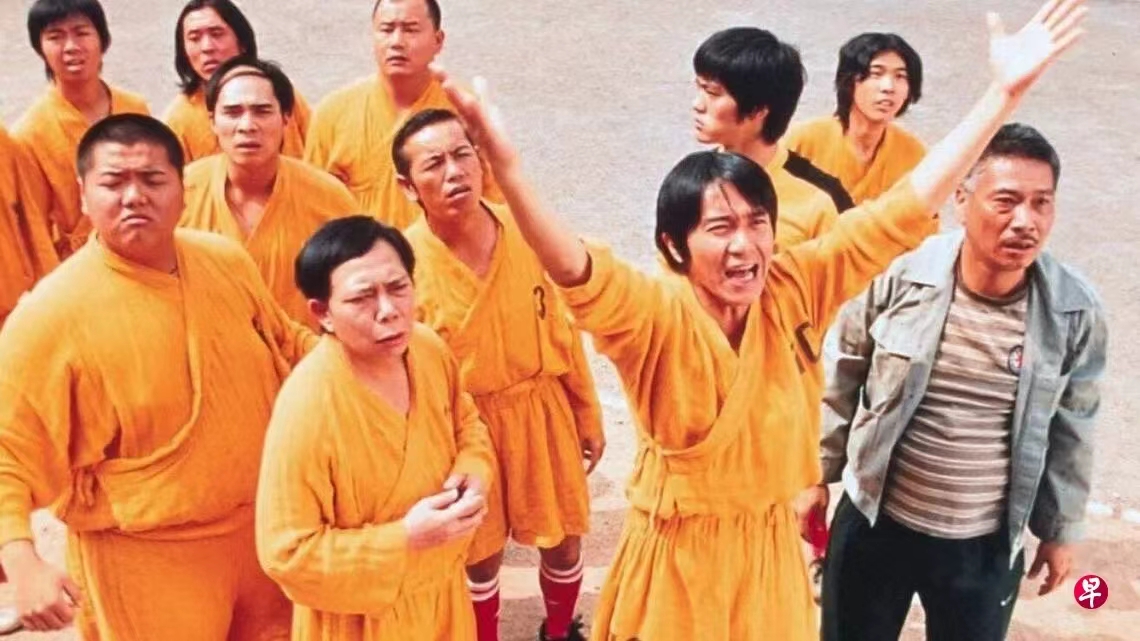 周星驰约“师兄弟”聚餐 关心近况愿牵线找工作

周星驰在《功夫女足》宣传告一段落后，近日主动邀约一众《少林足球》老搭档聚餐，席间关心众人近况，并有意为老友牵线介绍工作，令田启文感动直言：“他醒了。”

田启文透露，此前黄一飞与陈国坤庆生时均曾邀请星爷，但对方因忙于宣传未能出席；此次却是星爷主动提出再