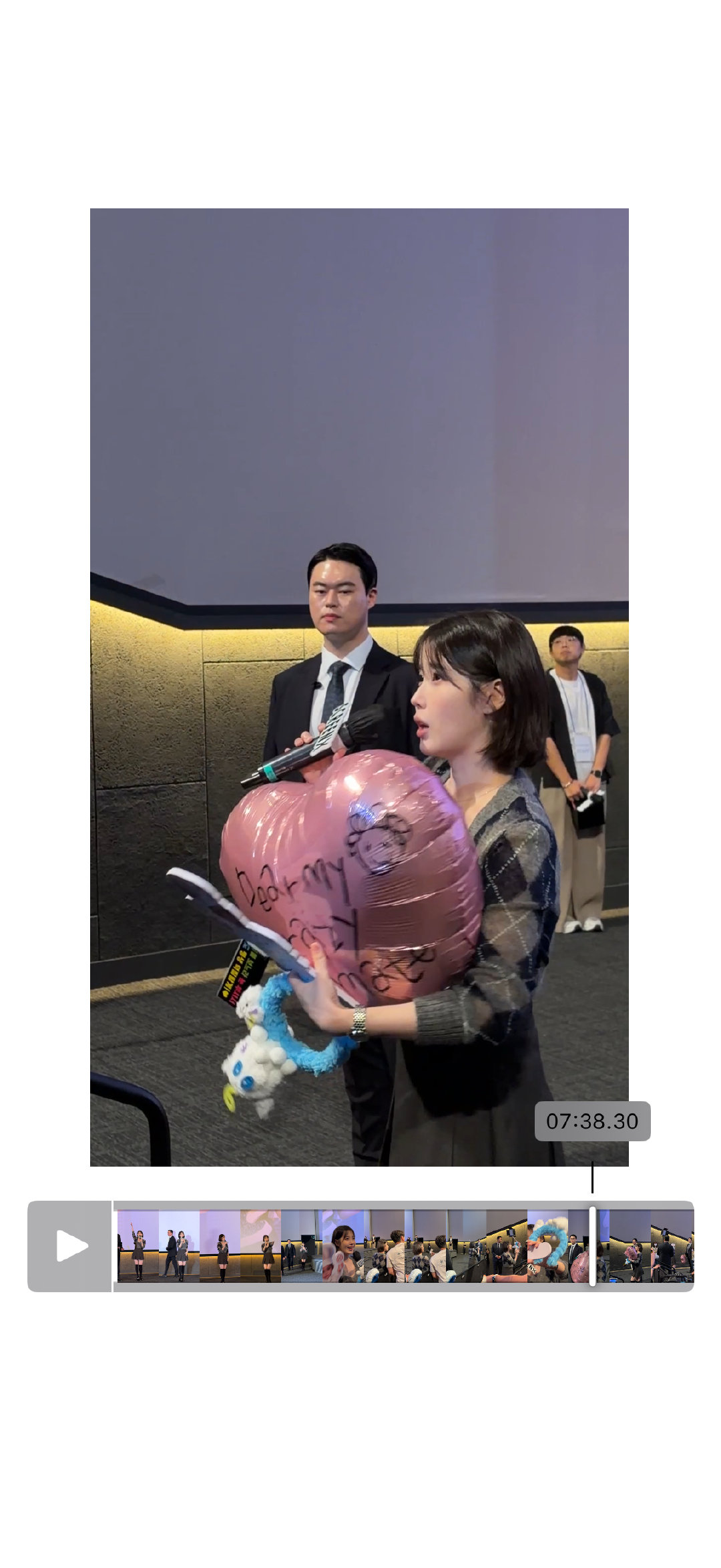 老师给我和丽拍的合照[泪]
虽然只有背影哈哈哈
我们这一群人想送的东西都送出去了[泪]发箍 对错牌 气球[泪][泪][泪] ​