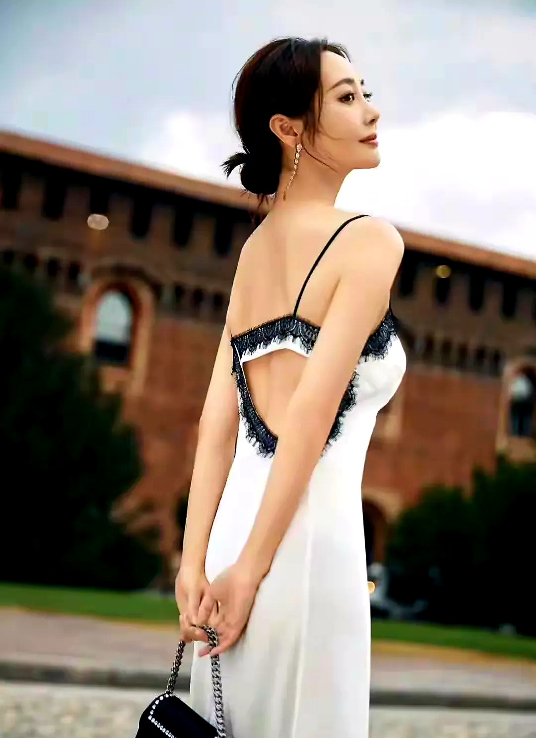 白百合,李纯,王玉雯,谁演的好? 这三位女演员恰好都诠释过同一类“带着股韧劲儿”的女性形象，细细对比下来，各自的特质差异格外鲜明。
白百何演绎这类角色时，自带被日常烟火打磨出的松弛质感，早年《失恋33天》里攥着热奶茶蹲在街边落泪的镜头，连哽咽的哭腔都透着普通女孩的真切，半点儿表演的刻意感都找不到