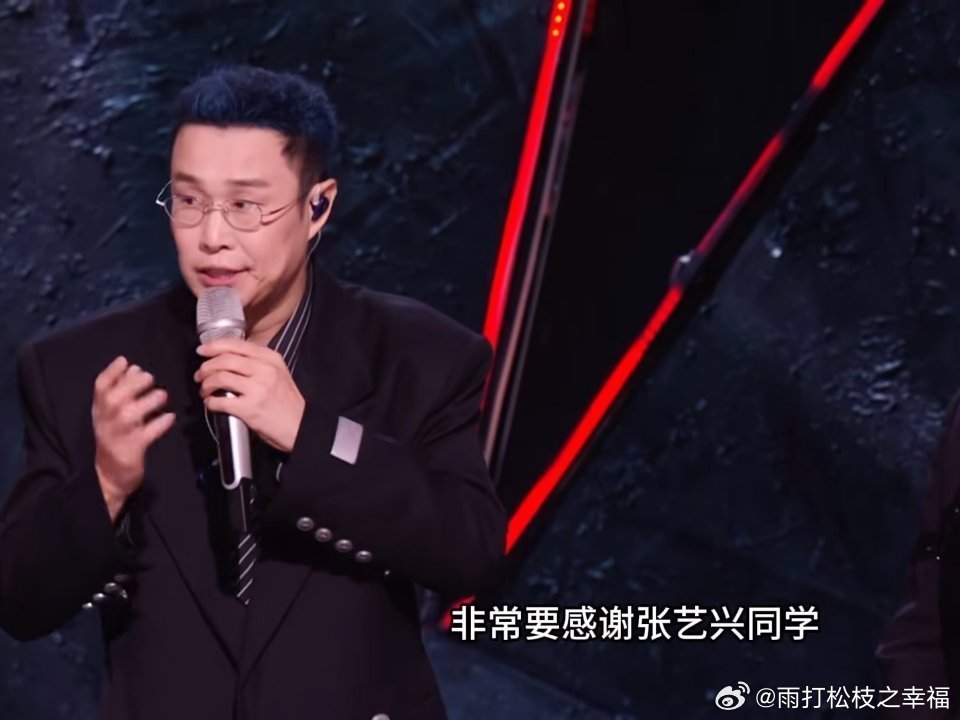 #小沈阳感谢张艺兴#《披荆斩棘2026》二公舞台上，小沈阳小组翻唱《拖拉机》之后，当众向原唱张艺兴致谢，这次改编还提前征求了原创的意见。我觉得这种尊重原作的态度在综艺改编里十分难得，将东北小调融入潮流说唱，也让作品碰撞出独特火花。艺术改编不该肆意解构原作，创作者之间互相沟通尊重，才能产 ​