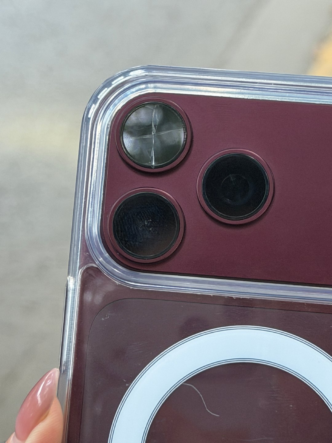 不能再戴透明壳装X了！
iphone 18 pro max摄像头被我摔……裂了… ​
