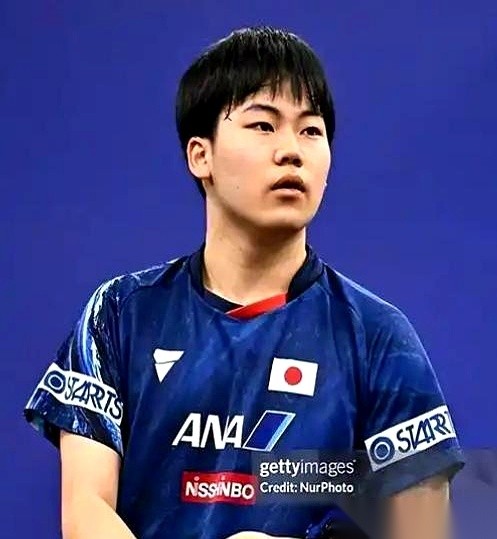 10月15日，日本乒协拆散了打磨两年的松岛辉空与张本美和，改由张本智和与亲妹妹搭档混双。
当年水谷隼搭档伊藤美诚在东京赛场突围靠的是一左一右，而张本兄妹全都是右手横板快攻结合弧圈打法，高速跑位时回球线路和站位完全重叠。
冲着洛杉矶周期的混双金牌去拼，张本美和接下来还得兼顾女单、女子团体和女双三线甚至