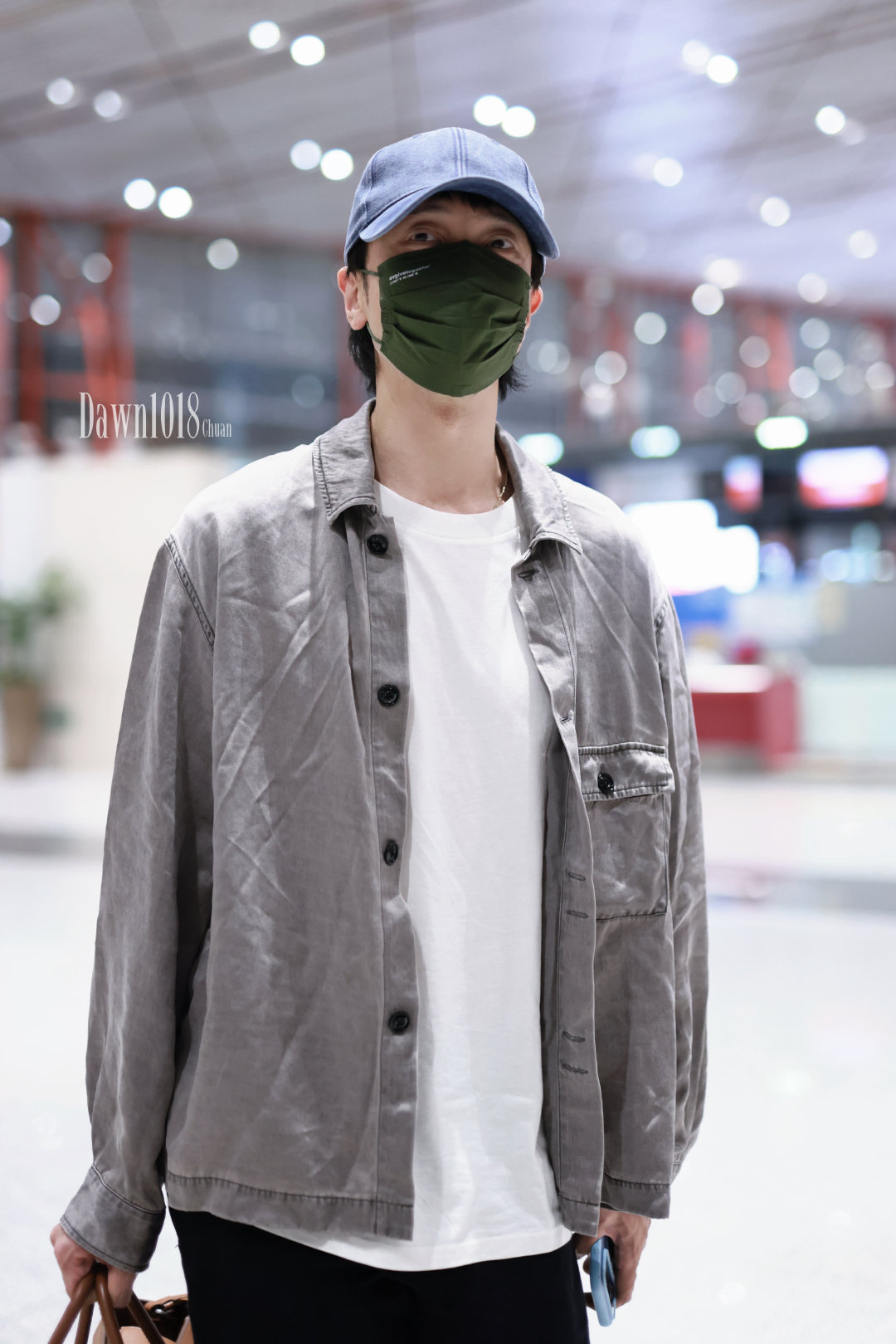 #王传君[超话]# 📷 #演员王传君# 
𝟐𝟔𝟎𝟗𝟐𝟔 北京机场出发🛫

全新LOOK，再次出发✨
​