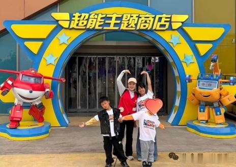 #社工客[超话]##生命故事馆#20260926
“我也想上学”！残障家庭监护缺失儿童帮扶的故事：乐乐（化名），6岁。他的家庭中有多名残疾成员，父亲肢体残疾且年事已高，是家庭的主要照料者，但精力十分有限；母亲患有智力残疾，生活无法自理；兄长同样为智力残疾，不具备家庭照护能力；姐姐目前仍在读初中， ​