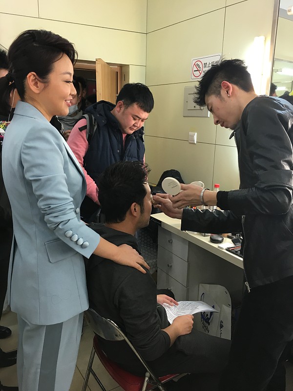 真的不是所有情况都能套“一白遮百丑”的公式。
刘诗诗是典型的肤白衬人，冷调白皮配她自带的芭蕾舒展体态，往古装镜头前一站，古画氛围感直接拉满，连淡颜五官都跟着清透出挑。但我之前在海边认识的一个冲浪博主，常年晒出的健康小麦色，把她高挺的鼻梁和笑起来的苹果肌衬得