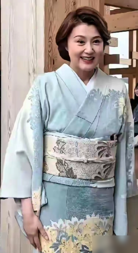 郭富城当年差点被一个日本女人套牢，结果被对方经纪人一句宣传策略给盖章了。
2000年拍《雷霆战警》，他跟藤原纪香从夜宿被拍，到演唱会捧场，再到同款戒指，戏做得跟真的一样。
可你仔细看，男方从头到尾只认朋友。2001年11月，女方经纪人直接摊牌：这是宣发。
不是没动过心，是东京到香港的档期，比感