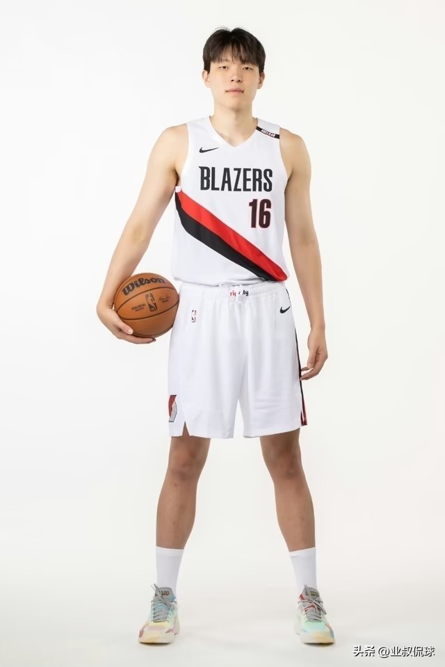 没有“狠劲”的杨瀚森，还能立足NBA吗？

开拓者今天狂胜近50分，杨瀚森打满第四节——这到底是“被信任”，还是“垃圾时间凑样本”？

一边是球迷狂喜：咱们中国大个进NBA还打末节，多香啊；

另一边老粉皱眉：领先30+还嘻嘻哈哈，这状态真让人慌。

夏联大家吹他“小约基奇”，高位发牌、策应天赋拉满