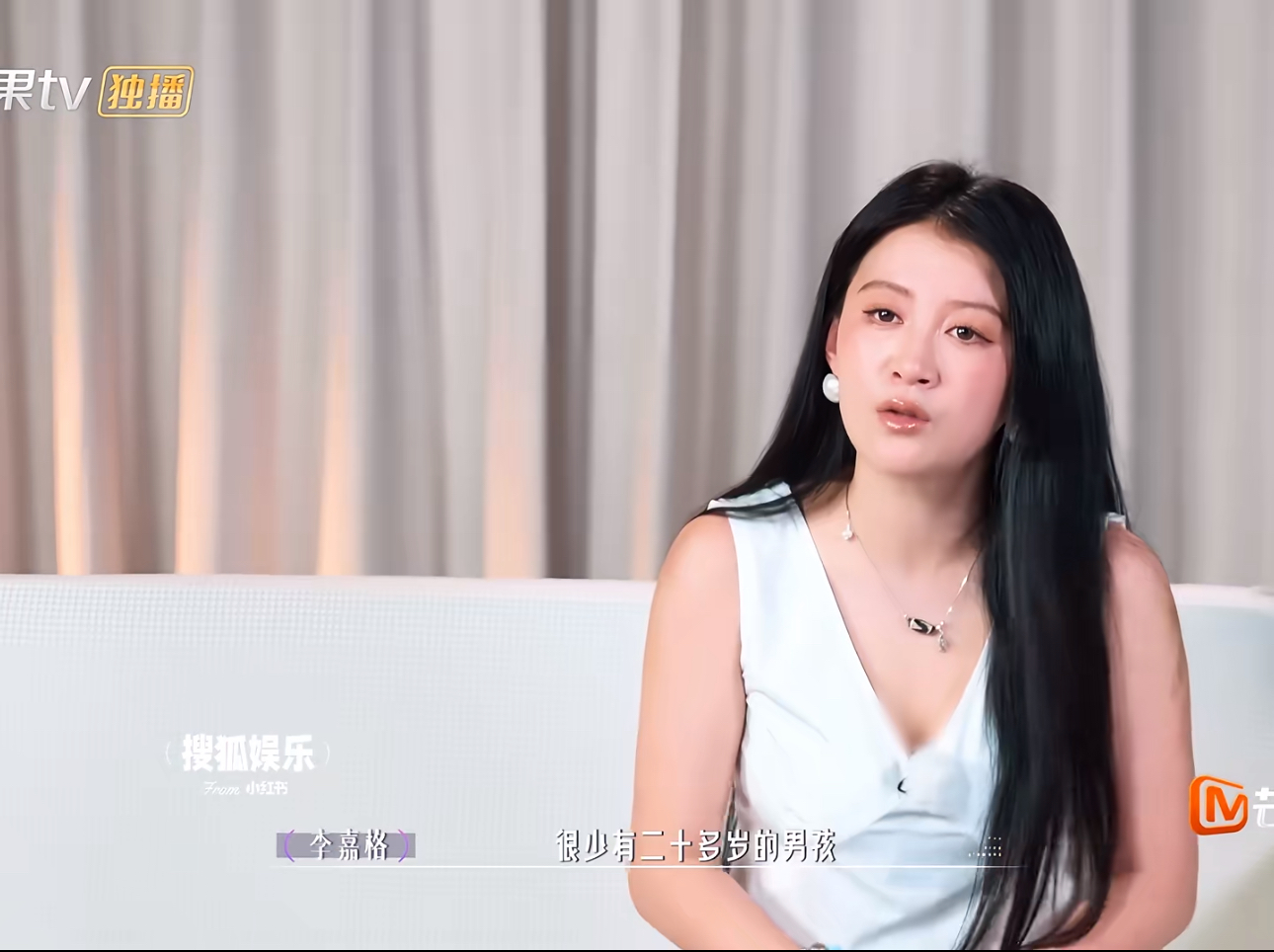 李嘉格姐弟恋太暖心！小董和孩子相处超融洽。
相差11岁的姐弟恋，李嘉格和男友小董的相处状态让人惊喜。小董愿意放下身段，用心陪伴李嘉格的两个孩子，和小朋友玩到一处，孩子们亲切喊他小董哥哥。看得出来李嘉格的爸妈对李嘉格的新男友还是比较满意的，能够坦然接受女儿的这段新恋情。
没有刻意的距离感，满是温柔与耐