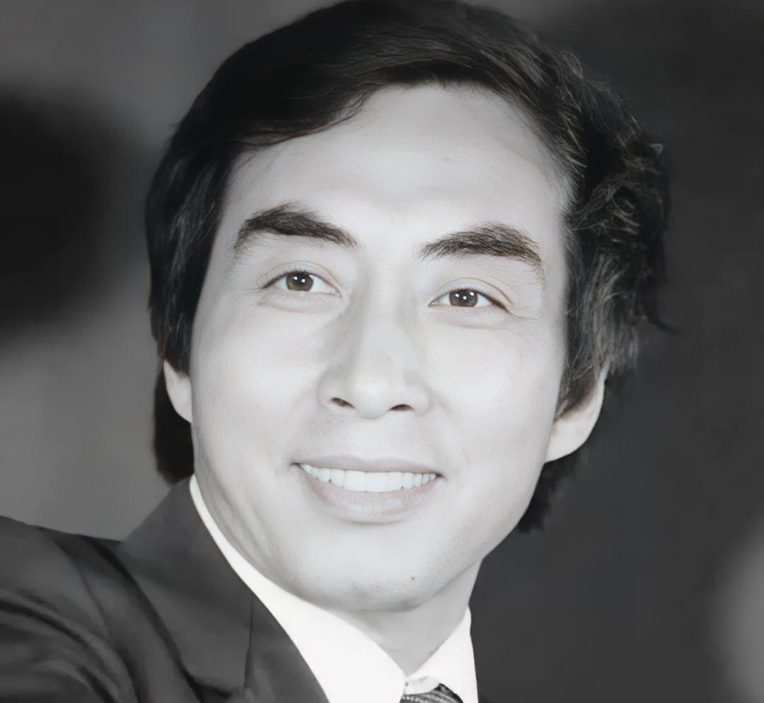 六小龄童赚翻了。


全是踩在堂兄的肩膀上。

之前跟绍兴本地的老票友唠嗑，老爷子提到章金云的时候，拿皱巴巴的旧戏单擦眼角，说他早些年演《火焰山》里的孙悟空，台上连翻三个乌龙绞柱落地，头顶的雉鸡翎都不带晃半分的。

——哪像现在有些打着“戏曲创新”旗号的演出，演员水袖甩不利索，台步踩不准拍点，全靠流