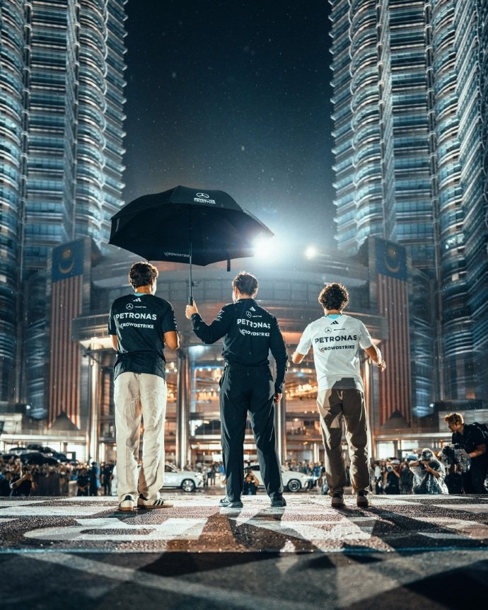 拉塞尔和安东内利在马石油双子塔下

via.mercedesamgf1 ​