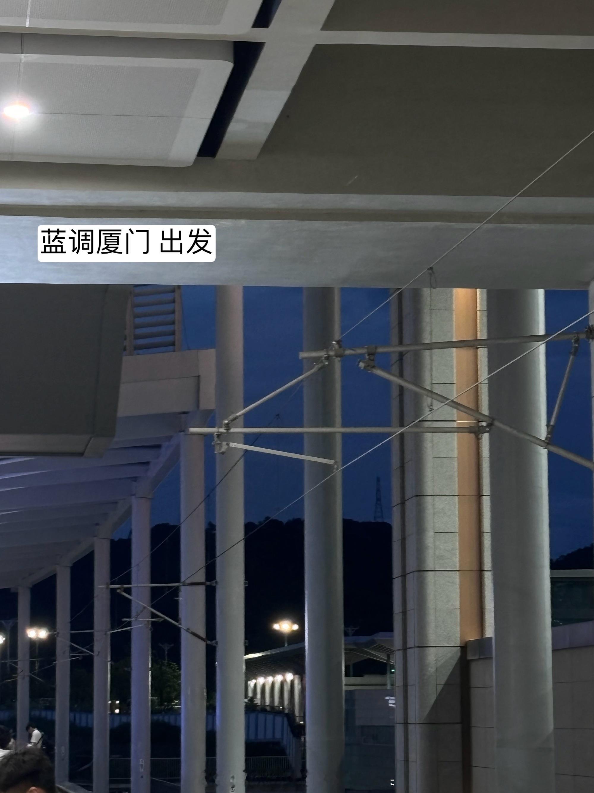 十八张说不完之DAY1   深夜抵达的感觉让人眩晕，不知道是困的还是热...