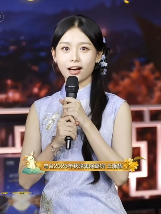 说好不进圈，转头就认证了 

去年9月19日，有记者发现，靠《给阿嬷的情书》里“淑柔”一角火起来的王晓慧，好几个社交平台的账号都挂上了“演员”认证。 

这部片子去年夏天有多火？票房冲破20亿。同剧组的王彦桐签了经纪公司，李思潼拿了长春电影节影后，两人都算正式入行了。偏偏演淑柔的王晓慧，之前一次次表