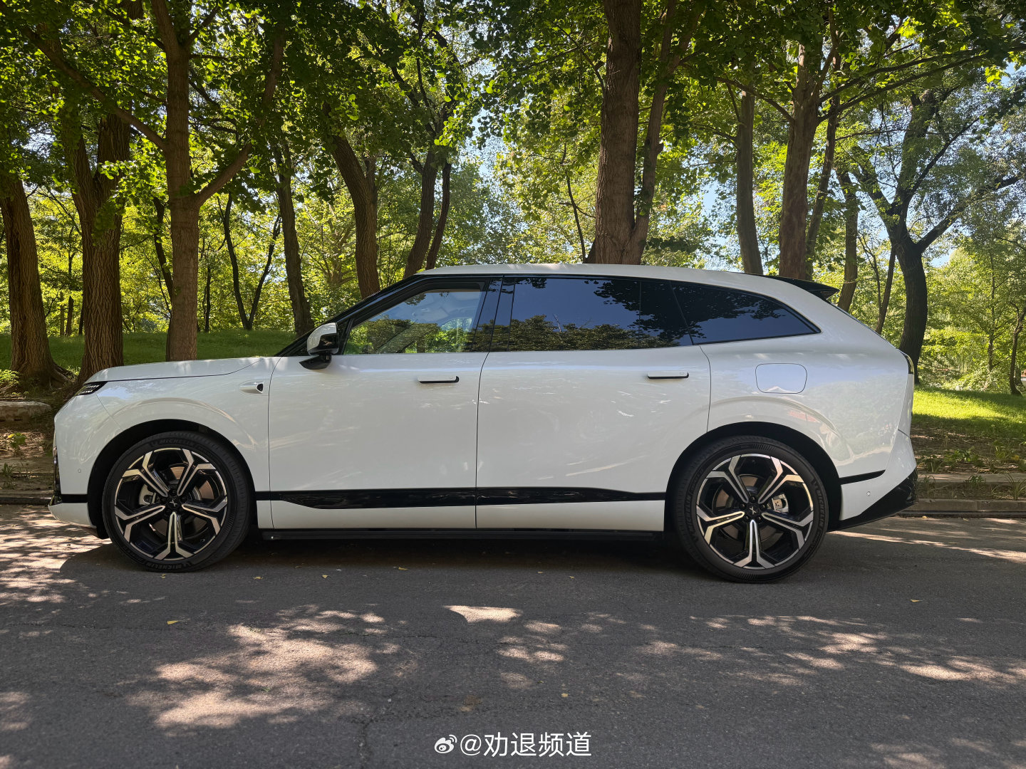 早安各位，今儿拍小鹏新一代 VLA 
震惊的发现 G9L 的车漆质感竟然跟老板的保时捷差不多 ​