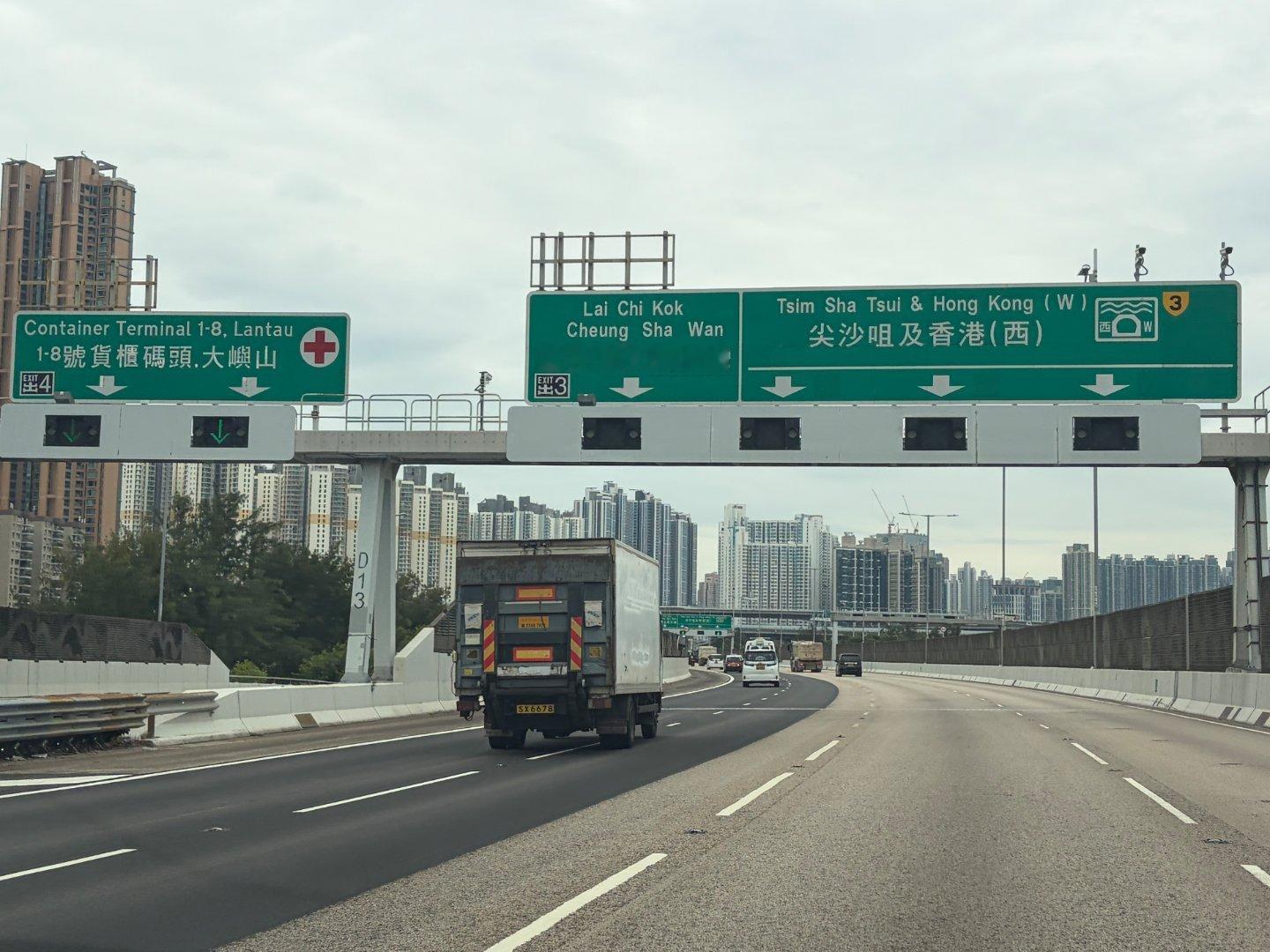 粤车南下首回速通结算：
•续航：400km 纯电续航满电出发，游香港跑山一天中途不充，回到珠海还有剩，仍建议准备充电计划
•导航：蔚来自带的高德地图很够用，需要手机开热点给车机，出发前 vibe coding 的 CarPlay 网页版没用上
•闸口不便：因香港是右舵，拍卡和人工闸口都在右边，倘若 solo trip 大 ​