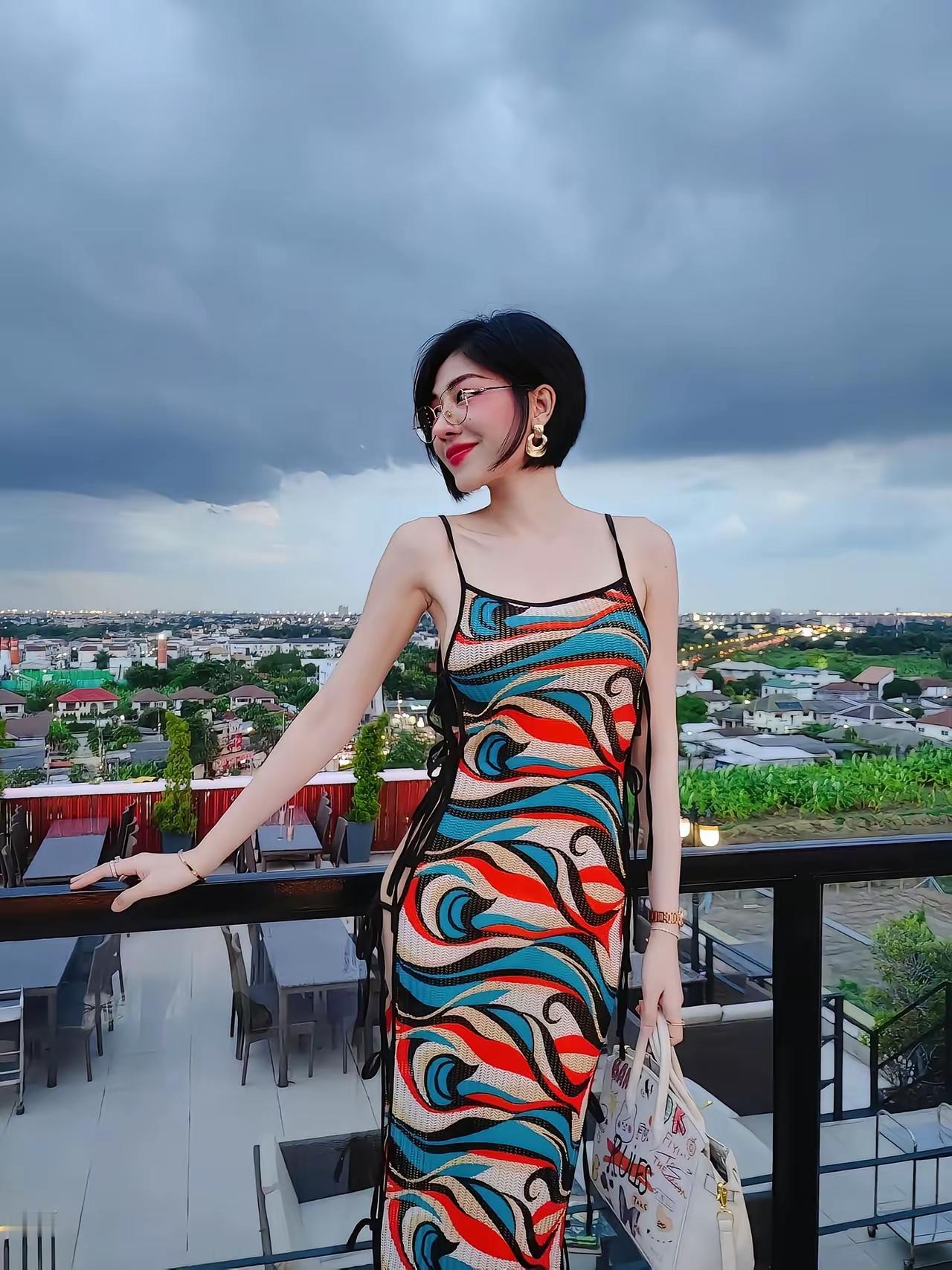 都市天际线下的时尚一瞥，红唇与裙摆的惊艳碰撞。艳丽的装扮，穿搭风格，光彩夺目