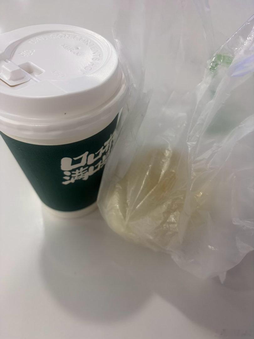 我今天去上心理课，然后那个老师叫zll，然后她毕业于华东师范大学心理学硕士，我就觉得很厉害，然后去上她的课我觉得很荣幸，我就勇敢的举手进行自我介绍，其实我真的很羡慕她们那种高高瘦瘦的女生，我已经到98斤左右了，我感觉我是一个容貌焦虑很严重的人。然后今天早上还有现在持续的在听Melody和杨 ​