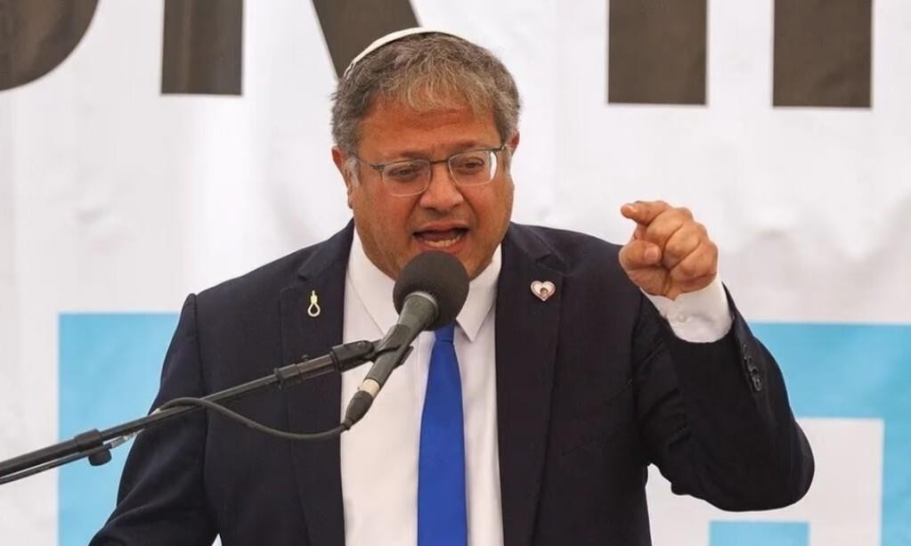 以色列这波操作，真是把“狠”字写脸上了！英国前脚刚宣布制裁约旦河西岸的以色列定居点，禁止进口商品、限制融资服务，后脚以色列就反手一个暴击——直接宣布关闭英国驻耶路撒冷领事馆，还禁止12名英国官员入境。这哪是对等反制？分明是照着英国的脸上“重拳出击”啊！
但说实话，这些欧洲国家嘴上喊着制裁，下手却专挑