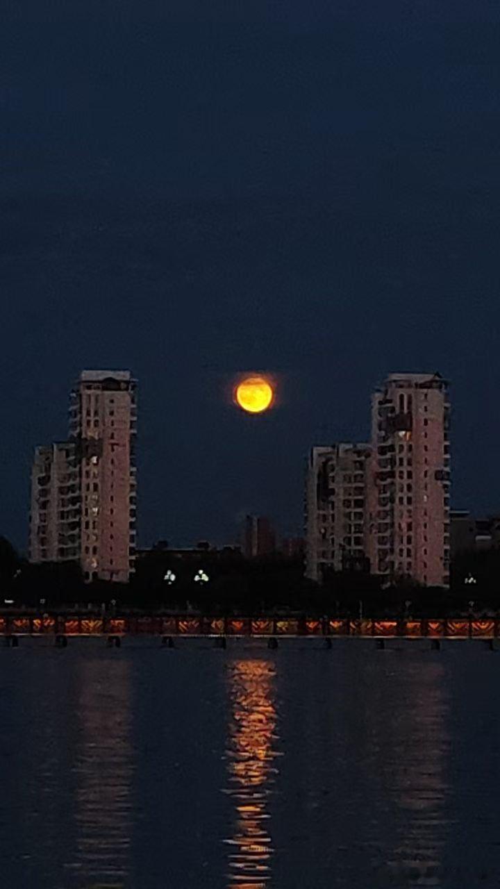 看新闻说，今年中秋十五的月亮十七圆。夜晚开车行驶在鹤城的梅里斯区路上，一轮金黄的圆月挂在天边，下面是金黄的待收的稻子🌾。朋友说:你看，多美！其实美就在我们身边，无处不在，对于我们来说缺少的是发现。我说:其实缺少的是能发现美的心境！人们忙碌于生存，忽略了生活，哪有心境去发现美，欣赏 ​