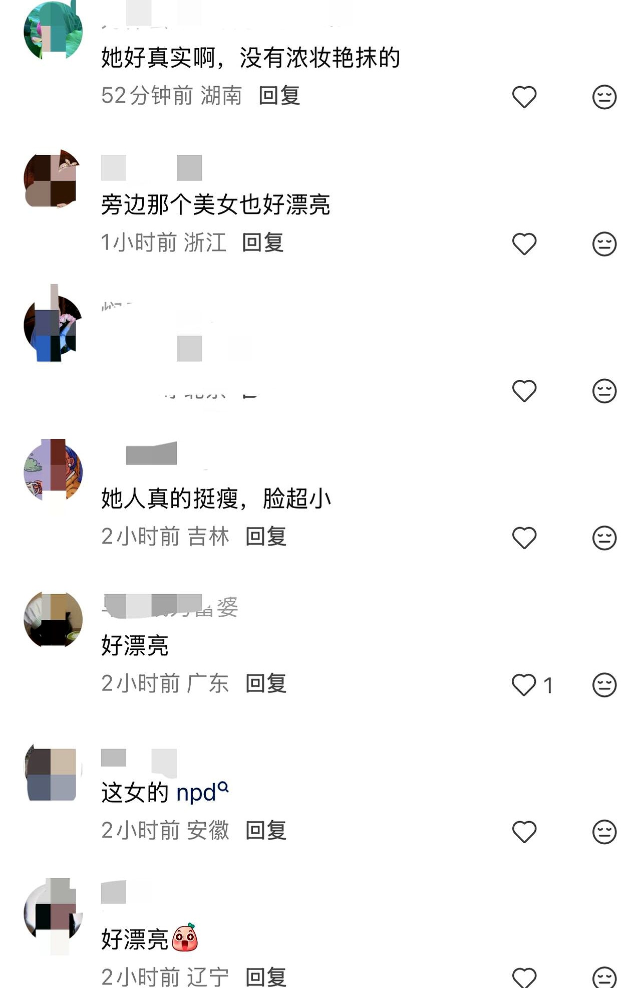 中秋本该是合家团圆的日子，43岁的陈妍希却被拍到独自现身北京航站楼，坐在候机区直愣愣发呆，整个人看着疲惫又落寞
 

穿着粉色毛衣配短裤，身边连个递水说话的人都没有，眼神空洞得不知道在看哪儿。一段破碎的婚姻对女人的打击，真是一点都藏不住，哪怕是平日里光鲜的明星，私底下也得硬生生咽下这口苦水
 

之