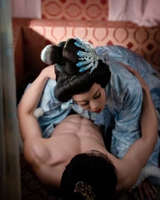 《武则天传奇》里的妆容太绝了，从少女时的淡扫蛾眉到登基后的金冠红唇，每...