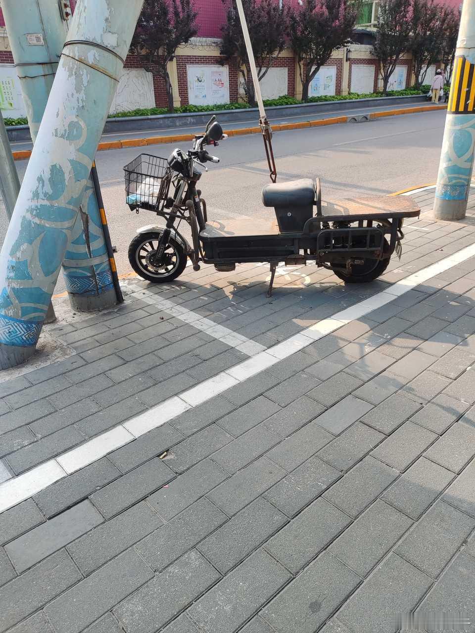 超标电动车悬挂过期临时车牌，常年在人行便道停放，这种车辆的危害不亚于套牌电摩。地点:垂杨柳中街马路东侧双井派出所往南50米人行便道。市民诉求:要求相关部门对该车辆进行清理。 ​