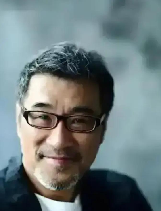 1994年，李宗盛婚内爱上林忆莲，两人为了寻求刺激就悄悄同居，结果没多久，林忆莲就怀孕了，李宗盛赶紧跑回家和朱卫茵坦白：&34;林忆莲怀孕了，我要对她负责，咱俩赶紧离婚吧。

1992年秋天，北京一个录音棚里，李宗盛第一次听林忆莲唱《当爱已成往事》。

那时候他和朱卫茵已经结婚四年，两个女儿也都出生了，林