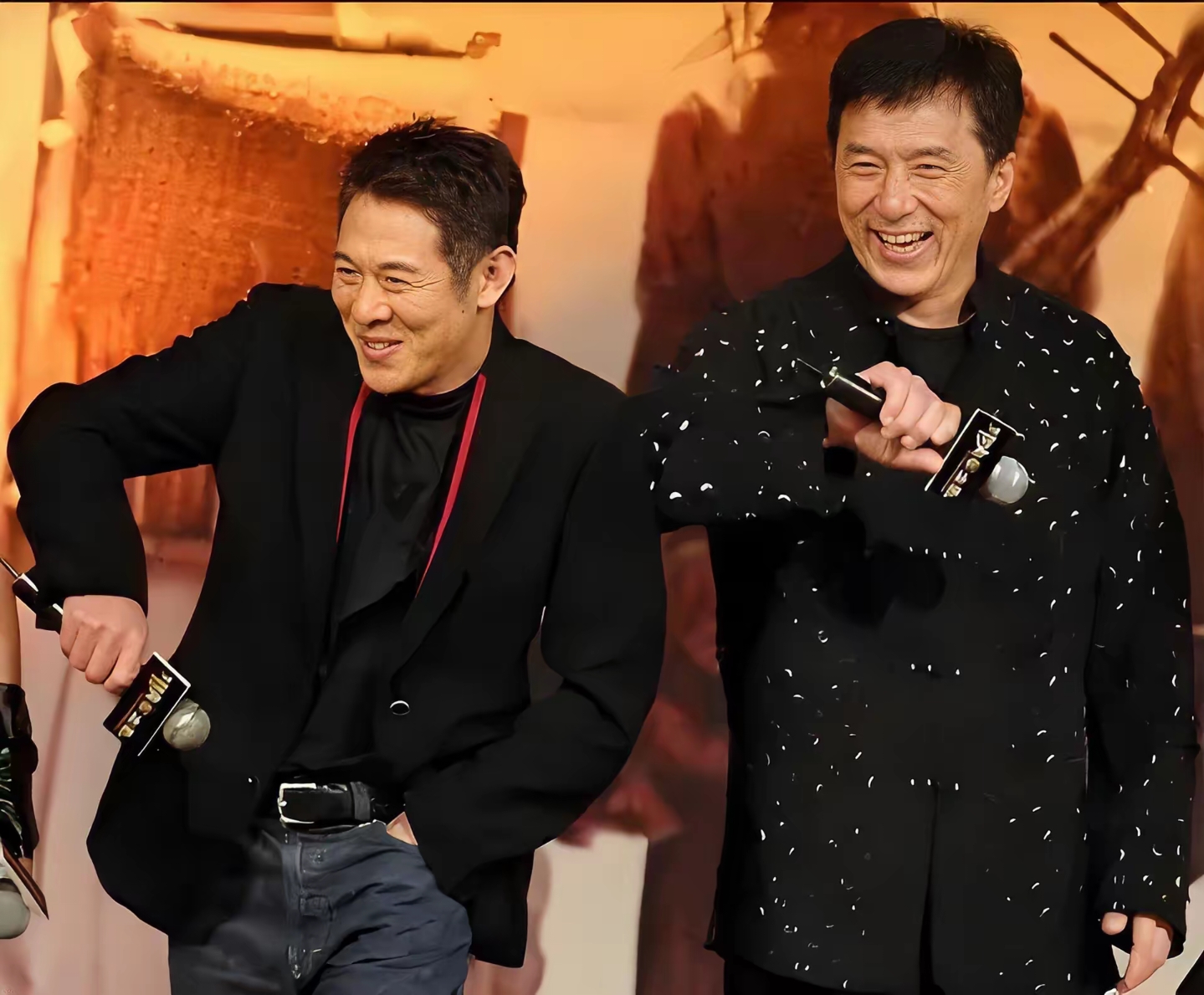 成龙大哥的骨架太大了，和李连杰站在一起对比格外明显：成龙身形更高更壮，骨架舒展，气场宽厚；李连杰则娇小很多，身形偏紧凑，看着精干利落。

两人都是家喻户晓的功夫巨星，风格却不一样，成龙的功夫带着灵活搏命的韧劲，李连杰的武术自带传统武行的中正风骨，一壮一巧，两种功夫气质同框，十分难得。

你们说呢？