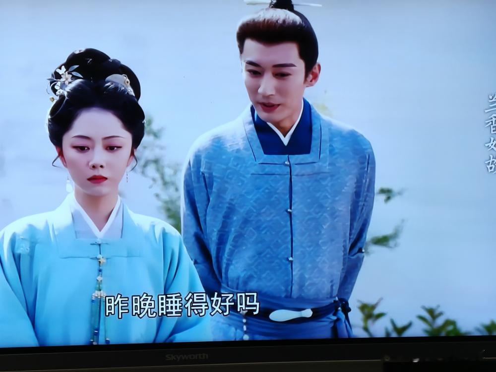 谭松韵新剧里的这记耳光，撕碎了多少人对温柔初恋的致命滤镜！
都以为寒门才子韩梁温文尔雅，和兰香是岁月静好的绝配。可真到生死关头，他脱险后的第一反应，竟是死保自己的仕途和名声。
反观刘学义演的林锦岐，拿六年浴血军功换来赐婚，新婚夜却结结实实挨了兰香一巴掌。
堂堂世家嫡孙，硬是把委屈咽下。哪怕被冷