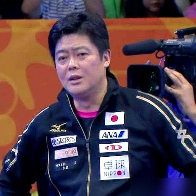 30岁接手男乒，一上来就把按资排辈的老规矩砸了。
1991年那会儿，男团刚滑到世界第7，队里还讲人情、看资历。蔡振华不惯着，直接搞大循环，谁赢谁上，末位滚蛋。张继科那种刺头，他敢往回捞。
就这套不要命的打法，1995年天津世乒赛，男团干翻瑞典，包揽5冠。更狠的是，他留下的不是几个冠军，是一台能自