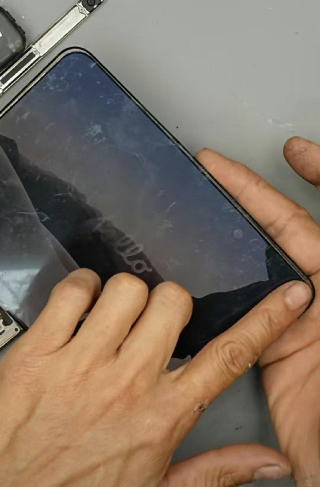 我当初说iPhone Duo内屏是贴膜，被果粉喷了，说，就这还能做数码评测，笑话。

结果，你看杨长顺给撕下来了吧？虽说翻车了，但你就说是不是贴膜吧？不是贴膜苹果换一下398？不是贴膜换一下3980都不行[摊手] ​