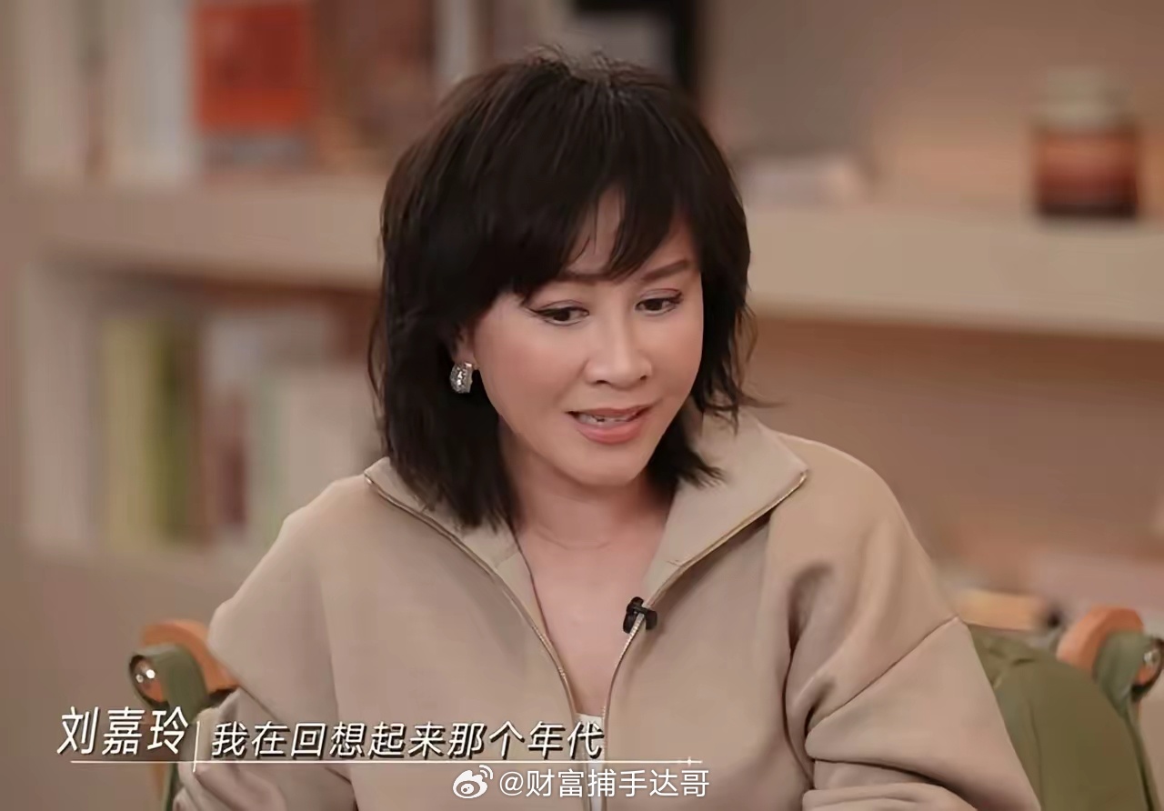 刘嘉玲说：“我在回想起那个年代，每天吃5顿：早、中、晚，还有宵夜和下午茶。因为我朋友多，又喜欢开派对，好像有用不完的体力、吃不完的东西。那时候如果真的吃多了、喝多了，胖了3磅，只要挺两天就回来了，因为年轻，代谢快，很快就恢复。但现在明显慢了一点。
我现在只吃一顿饭。早上睡醒会喝一杯 ​