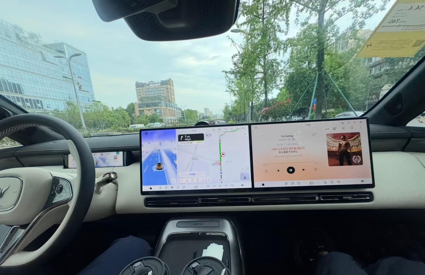 终于来门店试驾岚图追光S了👍
静态看车，这个溜背无框车身颜值直接戳我，鸿蒙车机用起来顺手不卡顿。开上路才是惊喜，四激光智驾辅助很靠谱，底盘滤震很柔和，过减速带很干脆。切到岚擎模式，动力输出很猛，整台车开着既有舒适感又有激情。想体验的朋友真的可以预约到店感受下。

#岚图追光S #到店试 ​