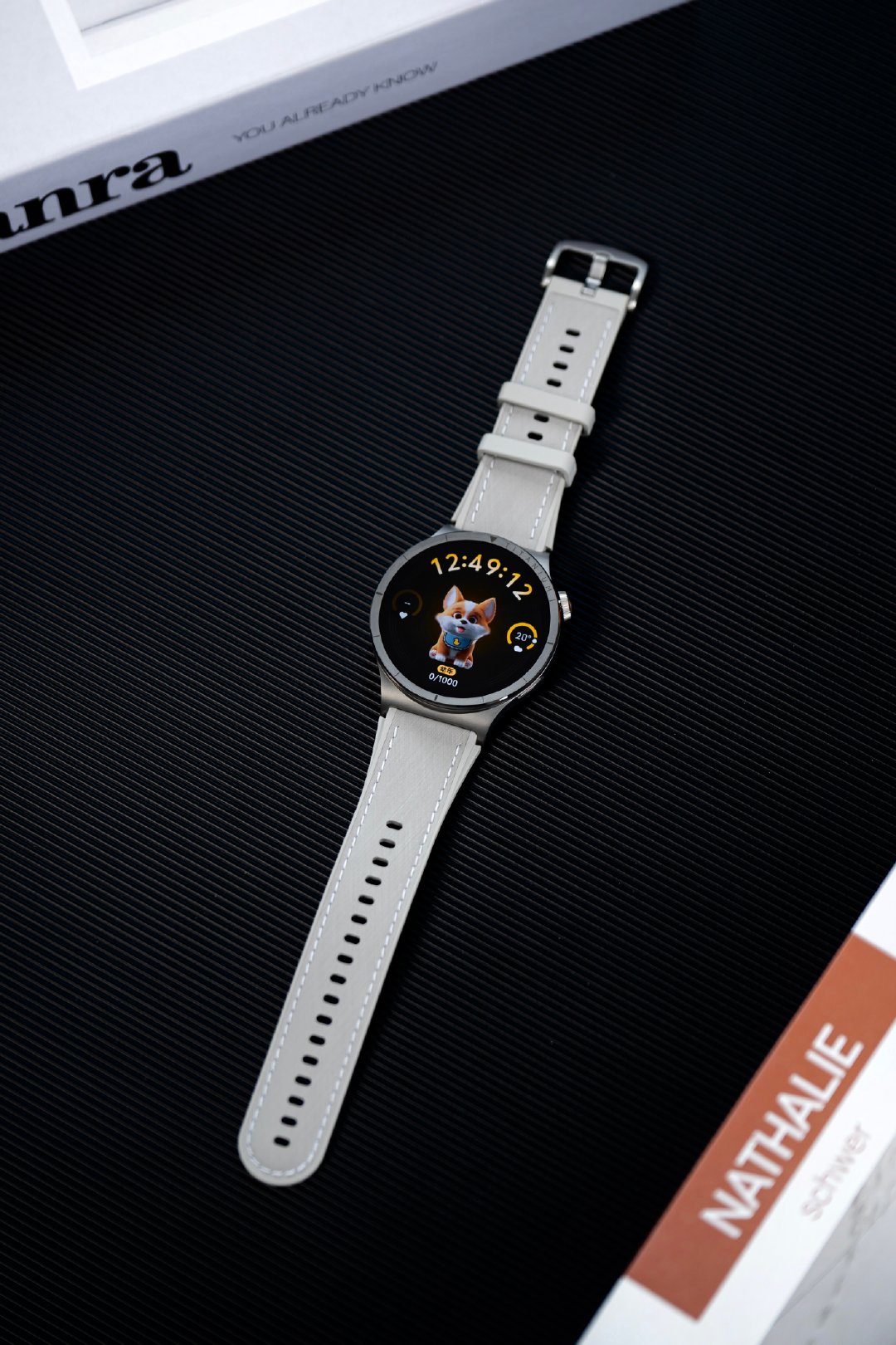 这一代vivo WATCH 6最明显的升级点就是蓝宝石表镜，长期佩戴防划耐剐，而且机身更轻薄，搭配两种表带试一下，大家觉得哪个更合适？[思考] ​