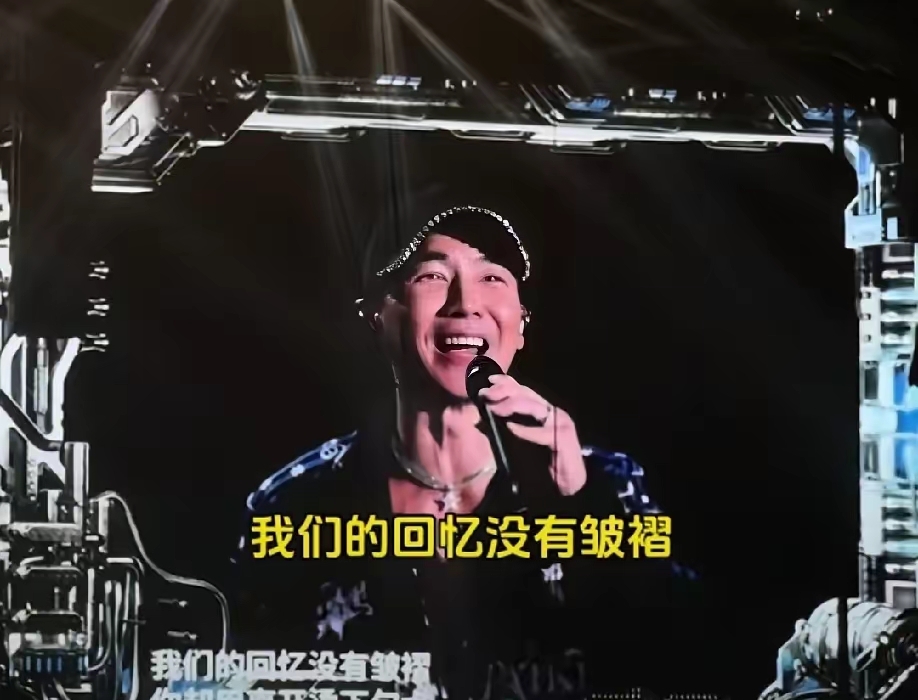全网笑疯！刘畊宏披哥刚被淘汰，周杰伦一首《淘汰》当众“补刀”！
 
真的被这对神仙损友笑麻了！
 
谁能想到，刘畊宏刚在《披哥》三公惨遭淘汰，转头直接空降周杰伦南京演唱会。
 
本来被节目淘汰，对入行三十多年的老艺人来说，多少有点尴尬、丢面子。
结果到了周杰伦这儿，直接把“淘汰”玩成全网最体面的热搜