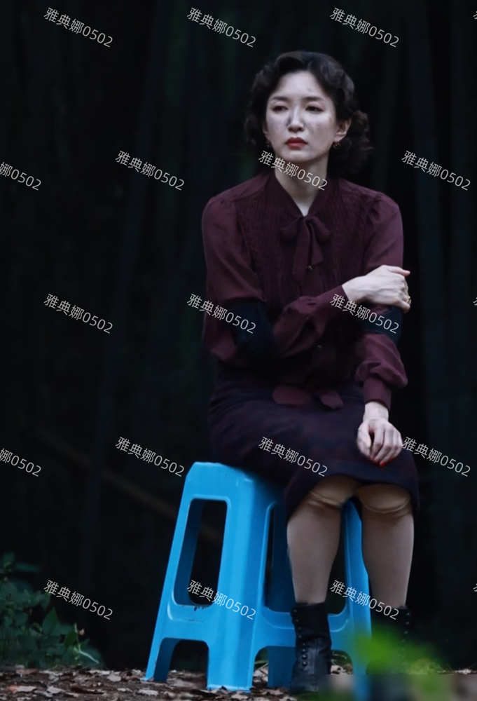 江疏影这回是真豁出去了。护肘护膝全套绑上，满脸抹得跟从灰堆里扒出来似的。横店这天气套着复古旗袍拍《战争和人》，光看路透都能觉出累。
于和伟演她丈夫童霜威，白敬亭演继子。她演方丽清，原著里就是个浮华美艳、但骨子里空得发慌的女人。造型是贴了，灰头土脸也盖不住那股劲儿。
争议就在这儿，有人说她演什么都