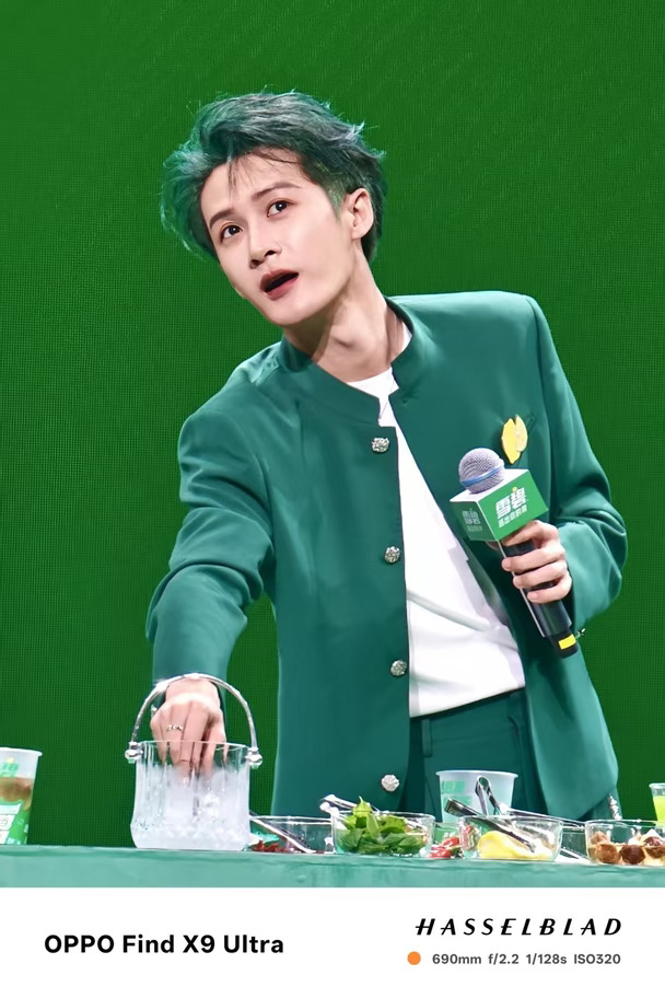 他怎么在发光啊！！！💚💚💚
