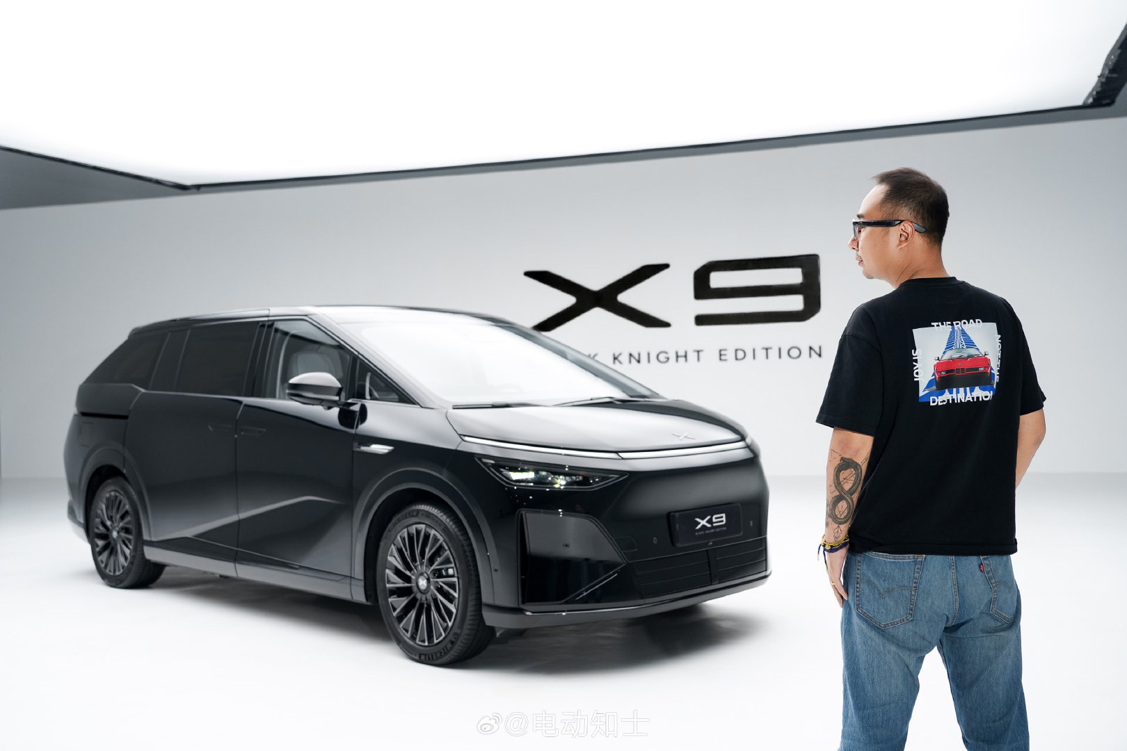 小鹏X9黑武士套件终于终于来了，给大家看看我司模特跟黑武士版的合照[doge]

小鹏X9黑武士套件售价8800元，单独选装星舰尾翼1298元，X9车主们冲不冲？

#小鹏X9黑武士首发评测# ​