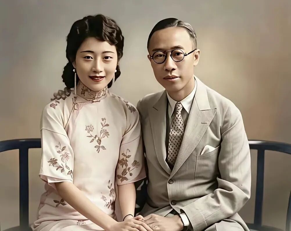 溥仪和婉容也有着不少相似的爱好，可美好的时光终究短暂。天津七年，是两人关系最后的缓冲期，溥仪穿西装、吃西餐、打网球、看赛马，婉容逛街购物、跳舞溜冰，表面上的西式生活掩盖着越来越深的疏离。1931年文绣与溥仪离婚，溥仪迁怒于婉容，加上后面矛盾渐显，两人关系逐渐走向破裂