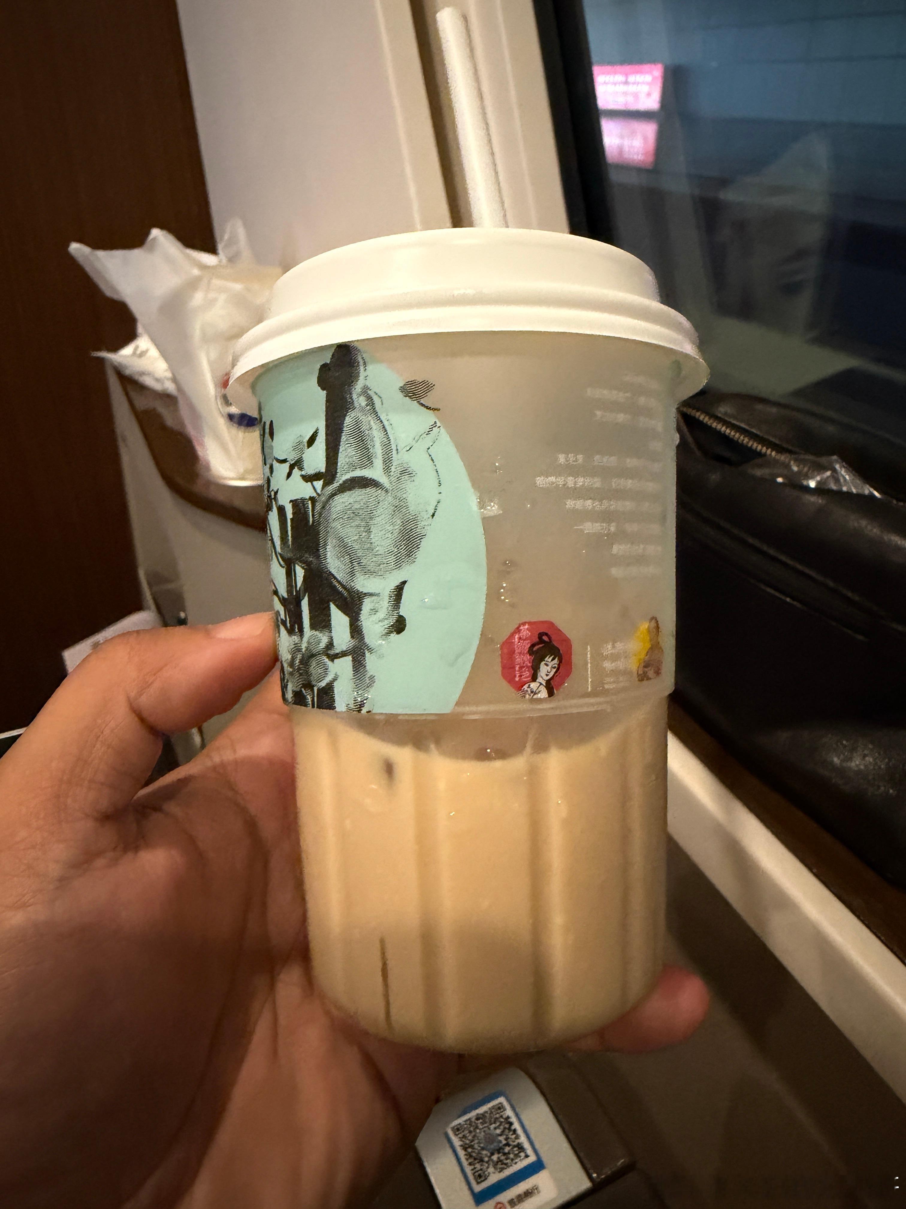 在长沙南站匆匆和长沙办事处负责人见了一面，简短沟通。
我们先是梳理了前五大核心客户的现状。再把上次存储大单的误会摊开来聊：这一单原本是长沙这边先跟进的，奈何他对接的下游客户承接能力有限，最后由深圳业务端承接了订单，成交售价还更高。这件事当时让长沙的同事心里很不舒服，也向我表达了委 ​