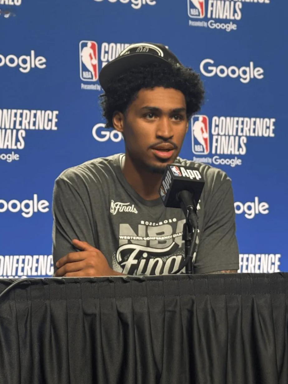 哈珀：我们还有很多比赛要打，马刺球迷们赛后一定注意安全  今天NBA季...