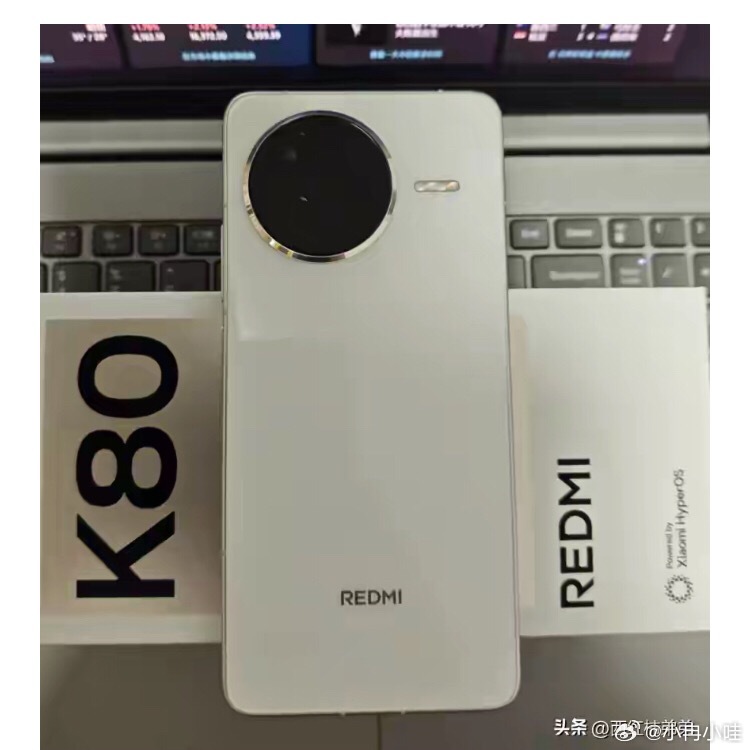 第三款：iQOO Neo10144Hz+120W快充，快人一步12+256GB版2399元。同样是骁龙8 Gen3，性能不用担心。6.78英寸AMOLED屏，144Hz刷新率，滑动操作丝般顺滑。续航方面，6100mAh电池配120W快充，十几分钟就能充到够用的电量，出门前插上电，洗漱完就满了。5000万IMX921主摄，成像质量在同价位里属于上游水平。 ​